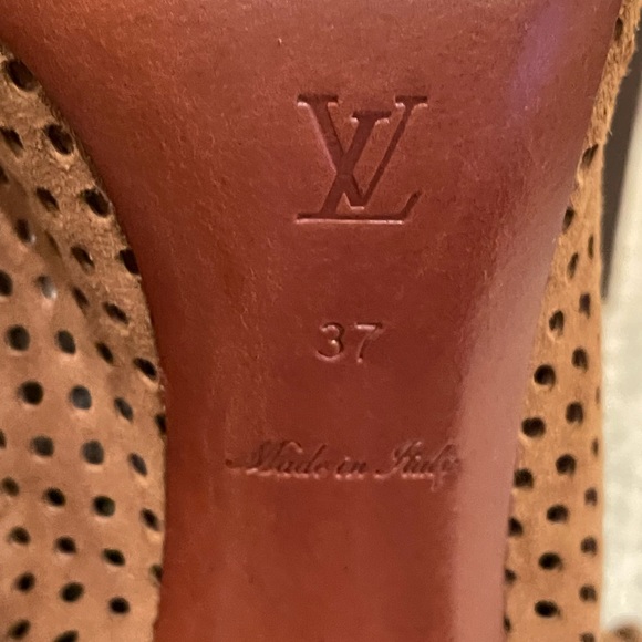 Louis Vuitton suede leather heels. Perfect for fall! Comes w/ box and dust bag - Picture 7 of 10